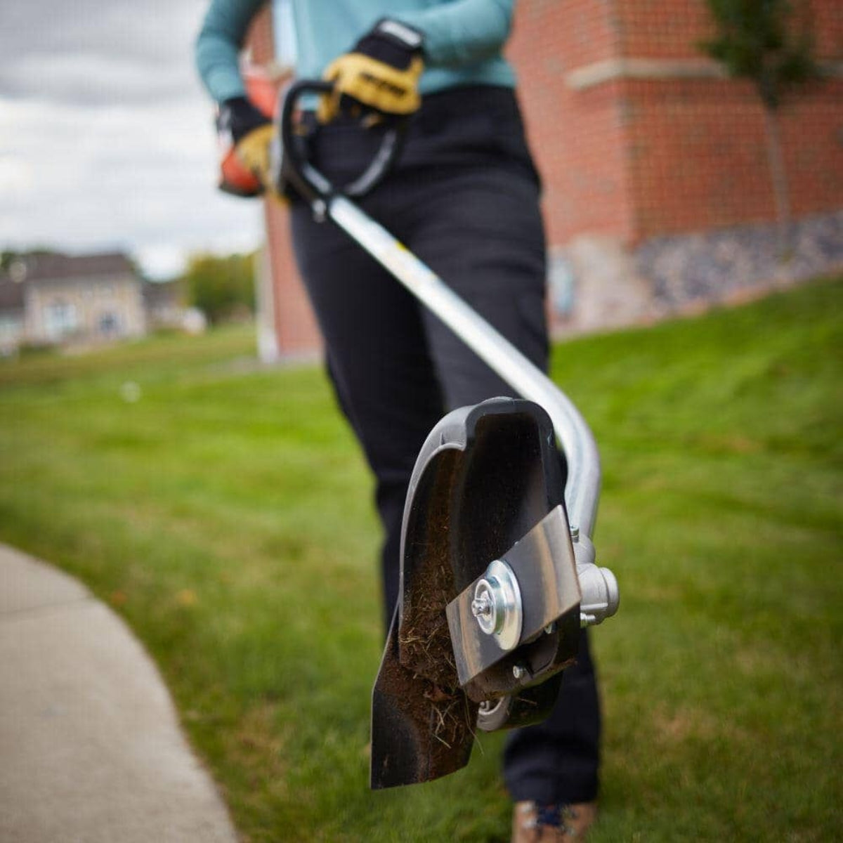 Echo DPE-2100X1 Edger Kit In Use Close