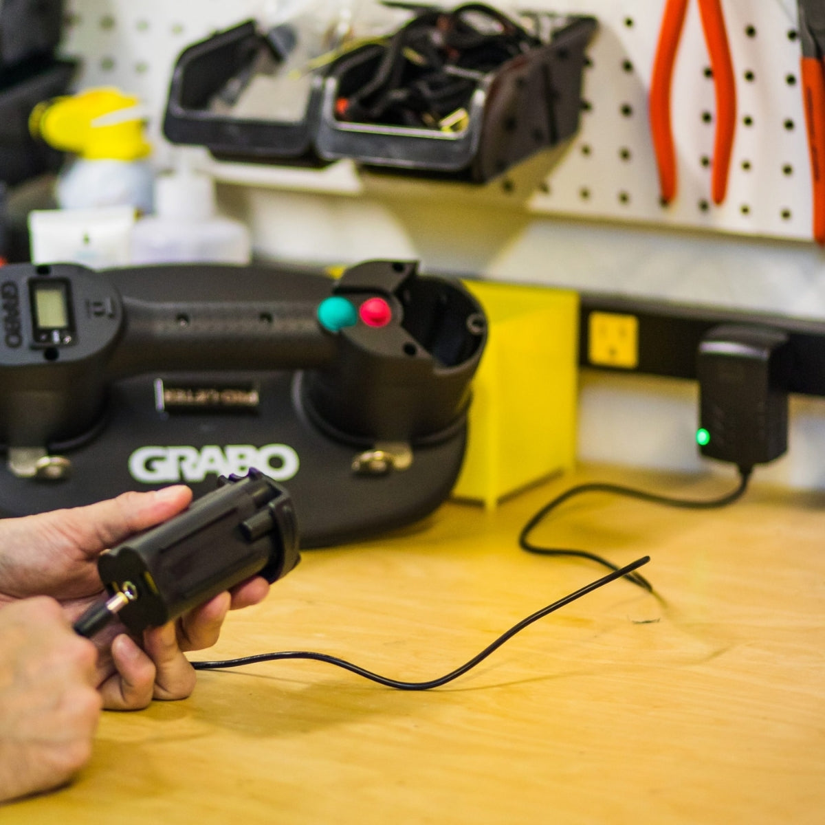 GRABO INTERNATIONAL CHARGER in Hand