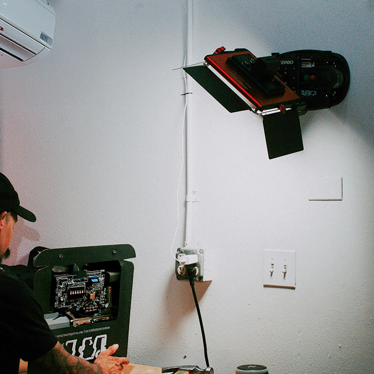 Grabo Attachment Plate Mount the Grabo on a wall, the floor, the ceiling, or the side of your vehicle