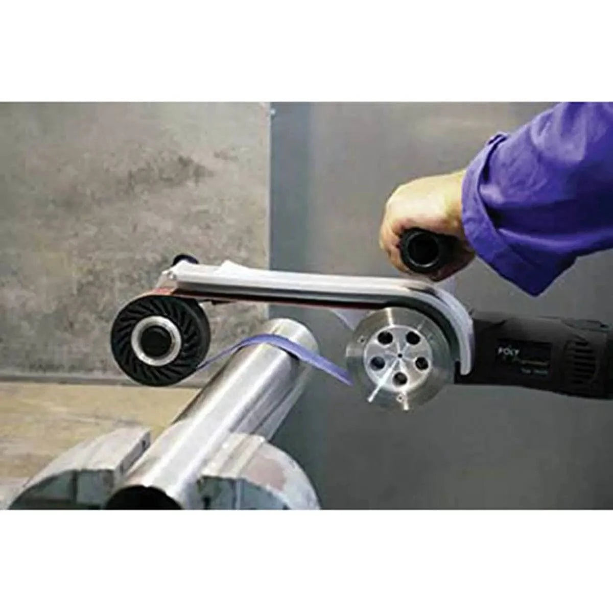 Follow the external contour of the pipe diameter with light, uniform contact pressure