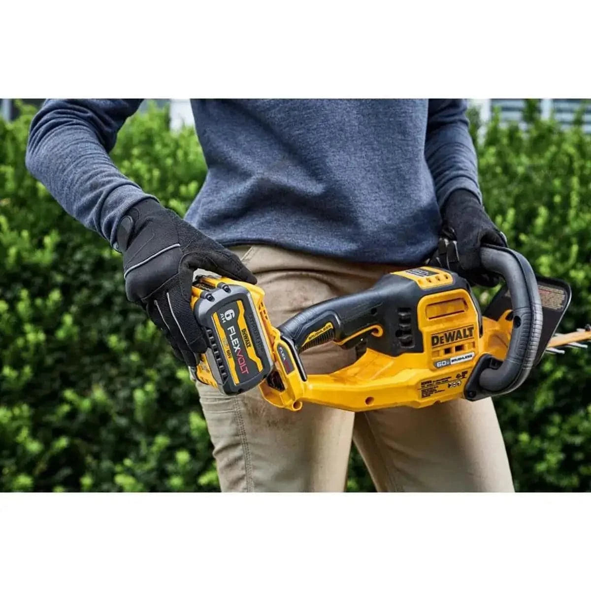 DeWalt DW 60V HEDGE TRIMMER W/2AH BATTERIES
