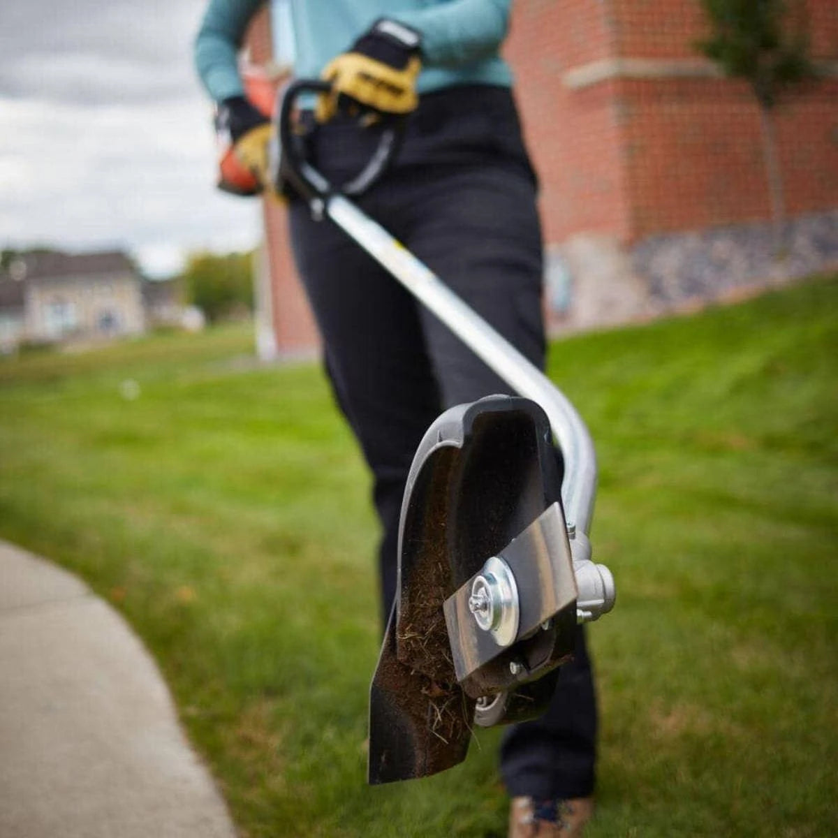 Echo DPE-2100X1 Edger Kit In Use Close