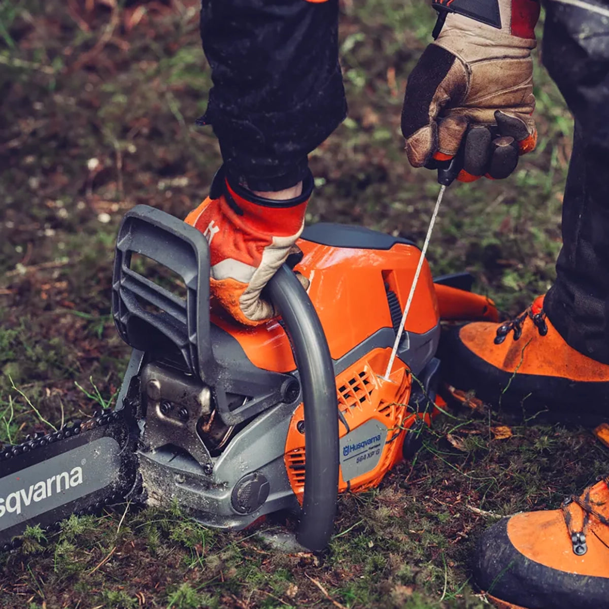 Husqvarna 564 XP G Fuel-Injected Chainsaw High Power to Weight Ratio