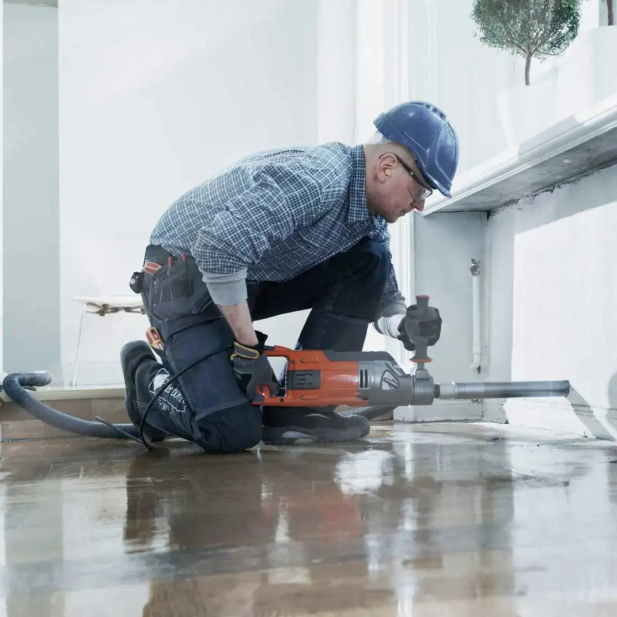 Husqvarna DM 220 Drilling Concrete Walls