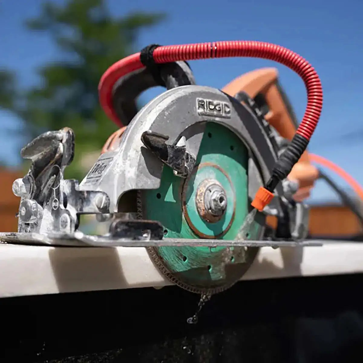 Hydro-Tail attached to circular saw