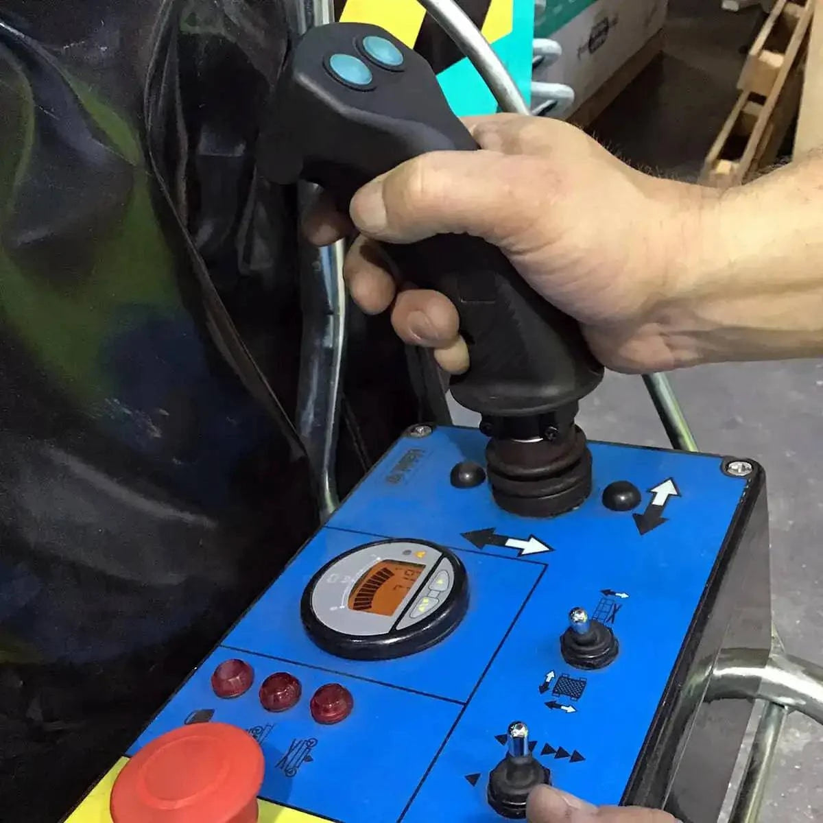 Proportional controls with diagnostics Sturdy, simple and intuitive control box on platform imer scissor lift