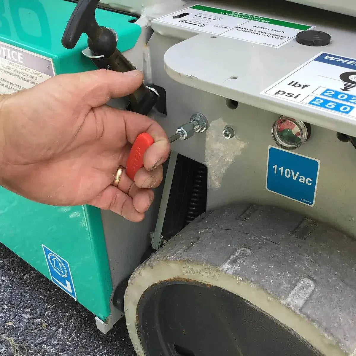 Manual emergency lowering device Imer IM 47 Electric Scissor Aerial Lift