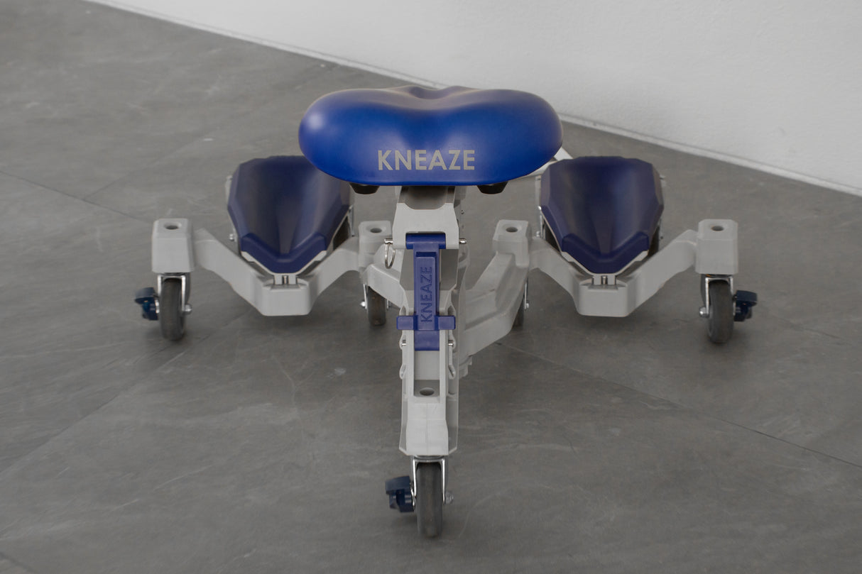 kneepad with low height casters