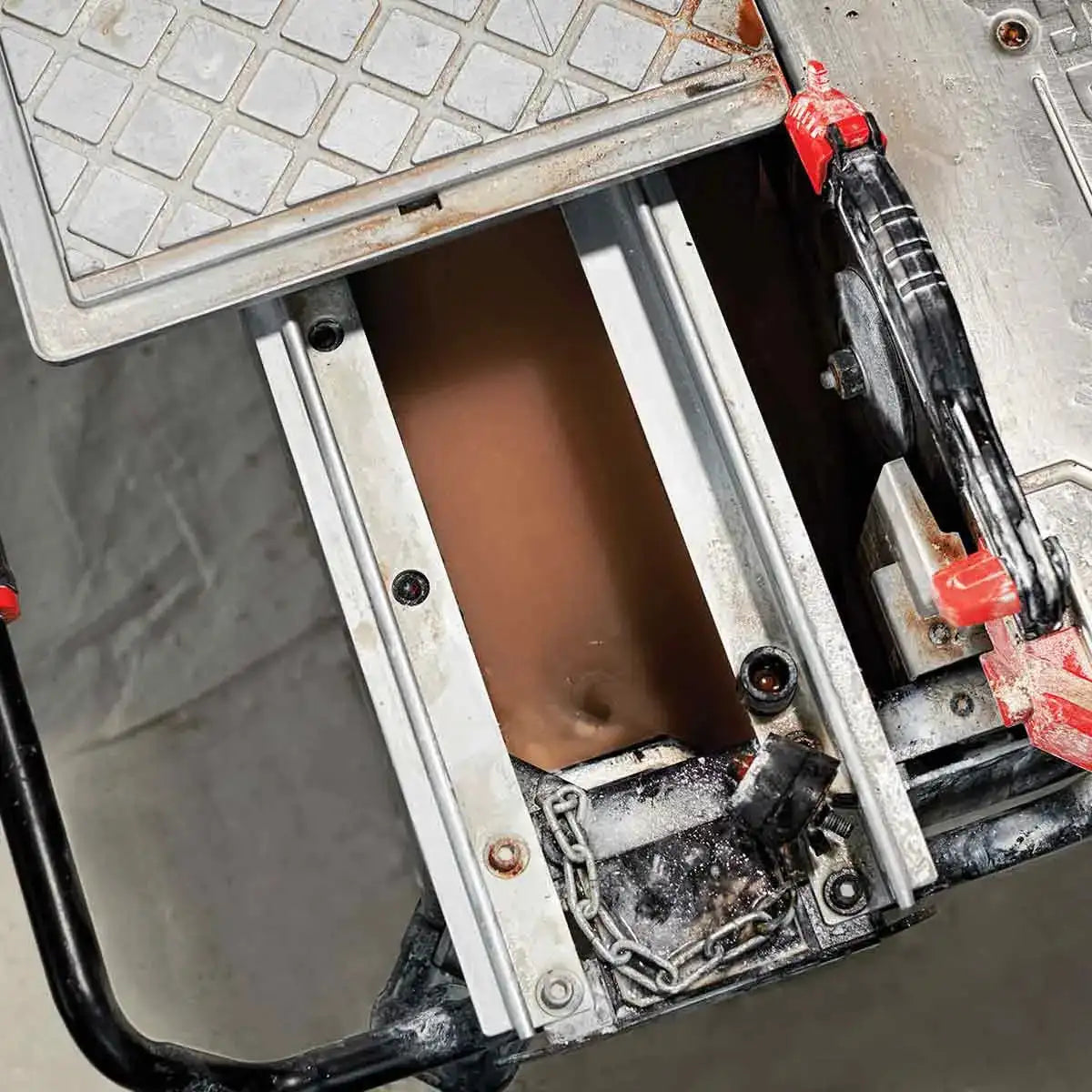 Porter Cable 7 inch Table Top Tile Saw drain plug