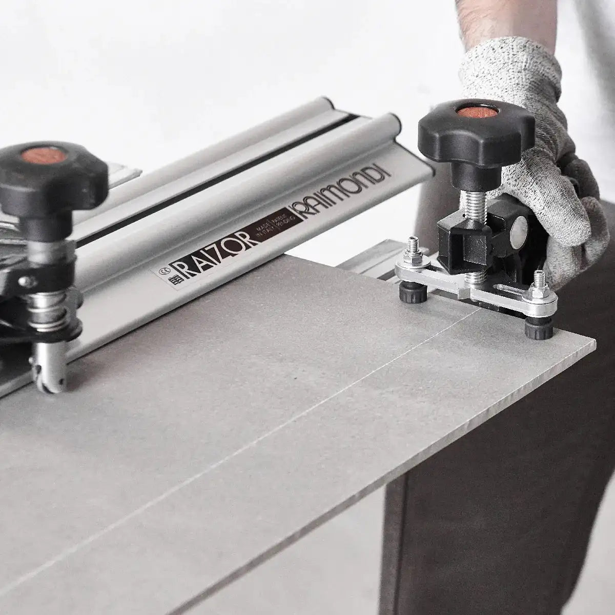 TCLFPLTRZ Raimondi Pliers For Thin Panel Tile regulate the gap between the 2 rubber pressure pins to adjust